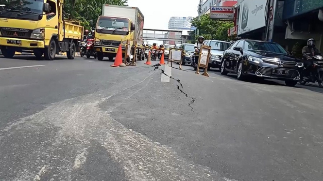 Jalan Hayam Wuruk Jakarta Retak Sepanjang 3 Meter