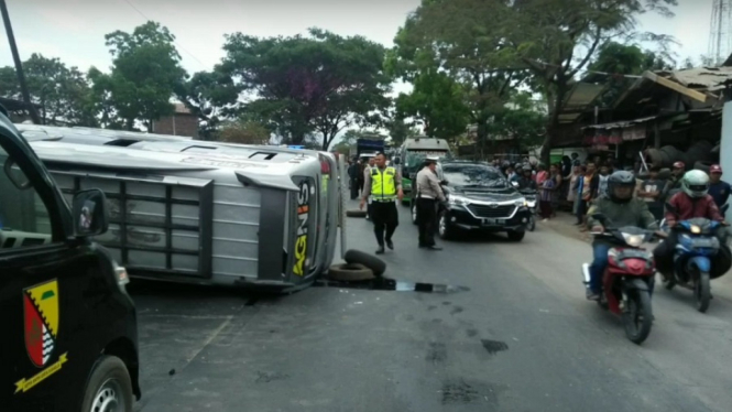 MOBIL TERBALIK 1