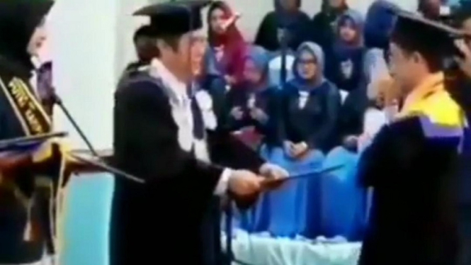 Video Viral Pemuda Goyang "Entah Apa yang Merasukimu" Saat Wisuda