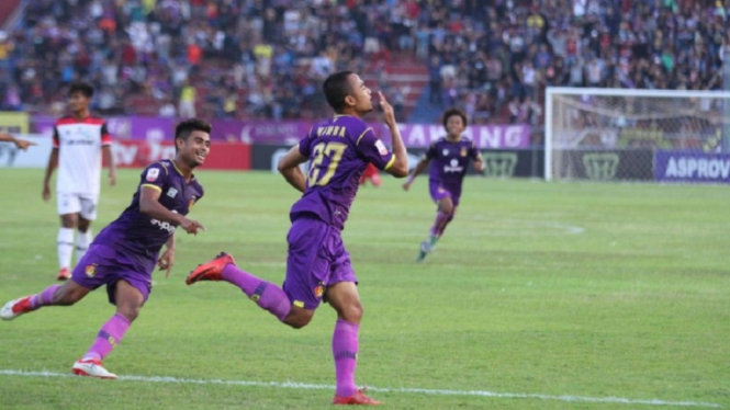 Persik Kediri memastikan diri lolos ke babak delapan besar Liga 2 Indonesia setelah menundukan Madura FC 2-0