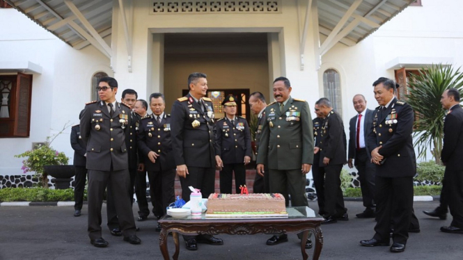 Kapolda Jateng beri kejutan Pangdam IV/Diponegoro saat HUT TNI Ke-74