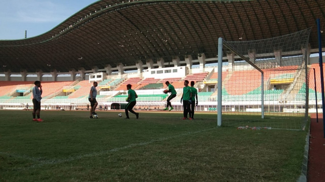 Timnas Indonesia U-19 melakukan pemanasan jelang pertandingan uji coba melawan tim Pra PON DKI Jakarta di Stadion Pakansari, Cibinong, Bogor, Jawa Barat.