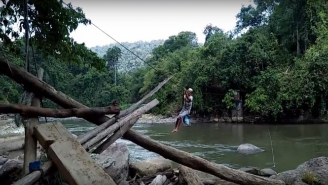 nyeberang sungai dengan tali 1