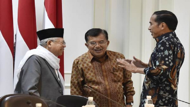 Presiden Joko Widodo (kanan) berbincang dengan Wakil Presiden Jusuf Kalla (tengah) dan Ketua Majelis Ulama Indonesia (MUI) KH Maruf Amin (kiri) sebelum memimpin