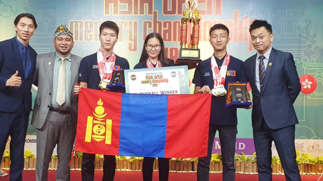 Lkhagvadulam Enkhtuya, remaja 17 tahun dari Mongolia, memecahkan rekor dunia mengingat urutan kartu remi acak