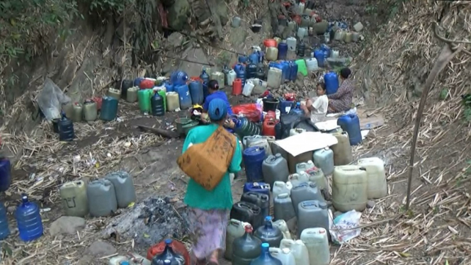 Langka Air Bersih, Warga Tempuh Hutan Berbukit Menuju Sumber Air