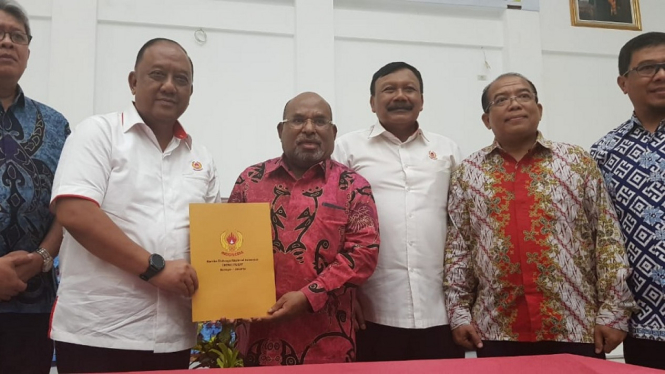Ketua Umum KONI Pusat (Letjen TNI (Purn) Marciano Norman) bersama dengan Gubernur Provinsi Papua (Lukas Enembe) menandatangani surat keputusan