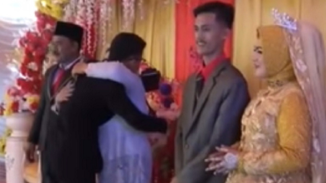 Viral, Pacaran 11 tahun Ditinggal Menikah, Pria Peluk Ibu Mantan Camer