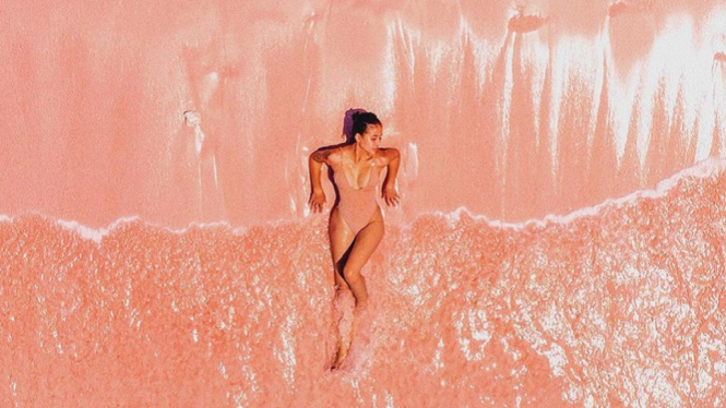 Awkarin Bagikan Foto di Pantai Pink dengan Baju Seksi, Lho?  (Foto: Instagram @awkarin)