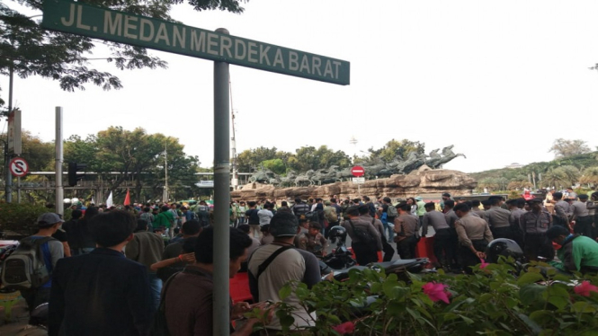 Desak Jokowi Terbitkan Perpu KPK, Mahasiswa Mulai Berdatangan di Patung Kuda