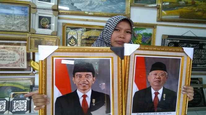 Tiga Hari Jelang Pelantikan, Foto Jokowi - Ma'ruf Amin Ramai Dijual (Foto: ANTARA/Laily Rahmawaty)