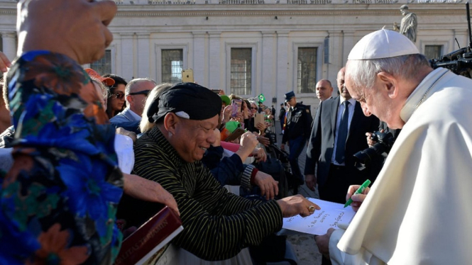 Paus Fransiskus Berkati Indonesia