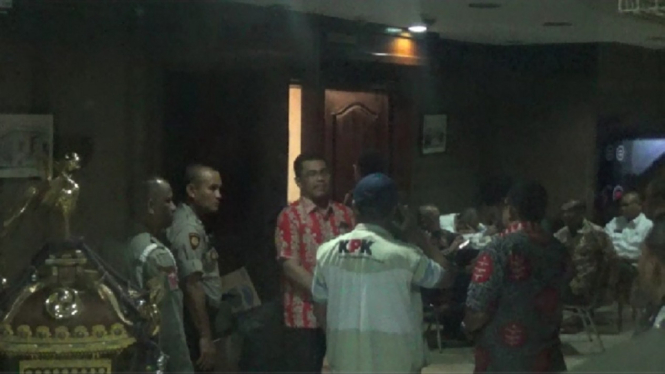 Petugas KPK Geledah Kantor Walikota Medan