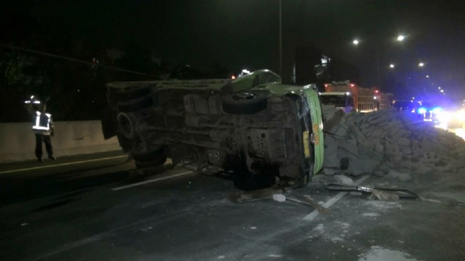 truk terguling di jalan tol 1