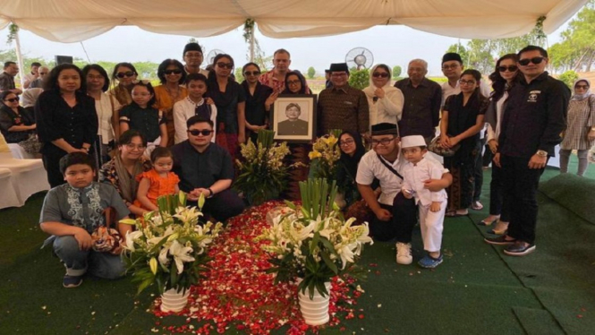 Usai Dilantik, Pramono Anung Bergegas Hadiri Pemakaman Ayah Mertua (Foto Dok Keluarga Pramono Anung)
