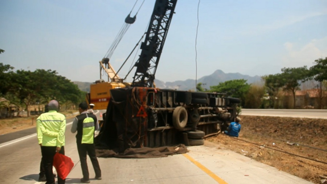 Bus Rombongan SMP Negeri 1 Subah Tabrak Truk di Tol Cipali, 4 Tewas 4 Luka-luka