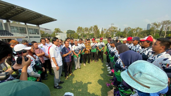 Menpora Zainudin Amali saat melakukan tur ke pelatnas cabor panahan, di Lapangan Panahan Gelora Bung Karno, Jakarta.