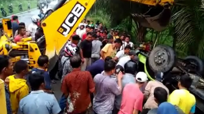 Mobil Box Terguling di Jalan Lintas Sumatera, Evakuasi 2 Korban Dramatis