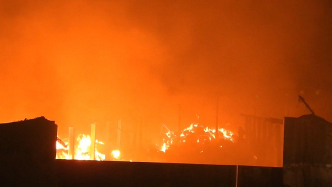 Gudang Penyimpanan Kain Sisa Konfeksi di Semarang Terbakar
