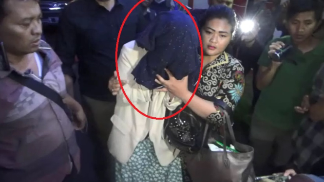 PA, Publik Figur yang Diduga Terlibat Prostitusi Online, Disinyalir Putri Amelia, Benarkah?, PA saat tiba di Polda Jawa Timur. semalam, Jumat (25/10/2019).