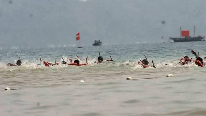 Ratusan Marinir Berenang Tempuh Puluhan Kilometer