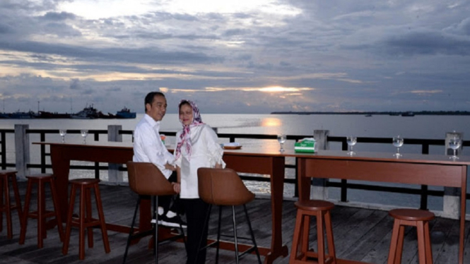 Kala Presiden Jokowi dan Ibu Negara Iriana Nikmati Senja di Kaimana (Foto Istimewa)