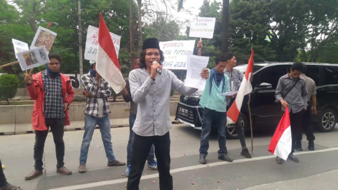 Aksi mahasiswa Unutk bawang merah