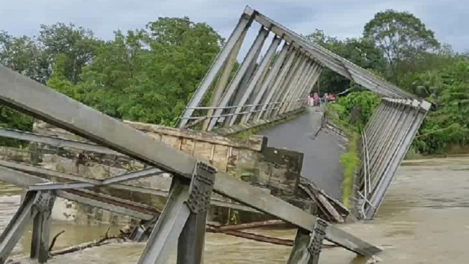 jembatan ambrukdihantam banjir 1