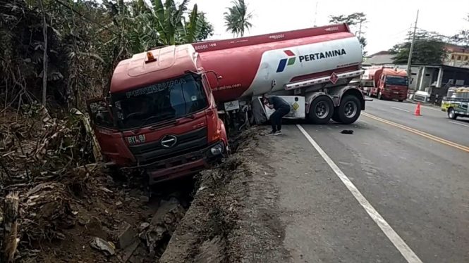 Truk Tangki BBM Pertamina Masuk Saluran Air Sedalam 2 Meter di Boyolali