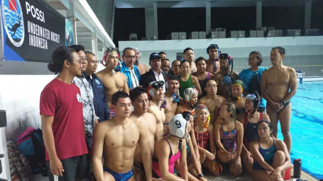 Tim Hockey Underwater Indonesia, saat menerima kunjungan Chef de Mission Kontingen Indonesia, Harry Waeganegara di Stadion Renang Gelora Bung Karno Jakarta