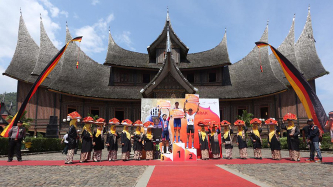 Pemenang Etapi 1 Sport Tourism Tour De Singkarak ke-11 Tahun 2019 berpose di Depan Istana Basa Pagaruyung, Tanah Datar (foto : Tim Media TdS 2019))