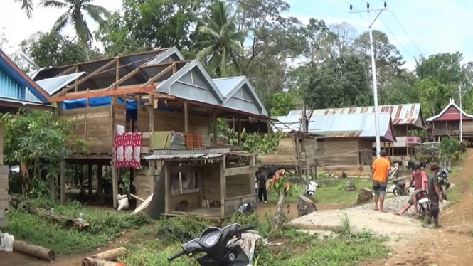 Puluhan Rumah Berantakan Diterjang Puting Beliung di Polewali Mandar, Sulbar