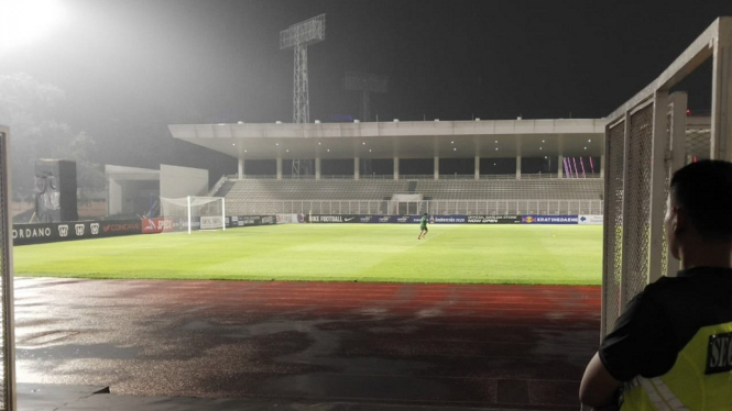 Latihan perdana timnas U-19 Indonesia di stadion Madya terpaksa dibatalkan akibat adanya hujan lebat yang disertai petir