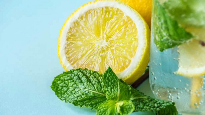 Begini Cara Membuat Infused Water Lemon yang Sehat Menyegarkan (Foto doktersehat.com)