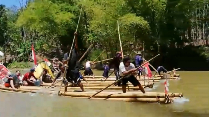 Sungai Cimadur Ajang Lomba Rakit Warga Desa Suakan