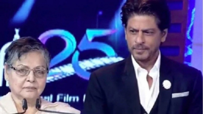 Shah Rukh Khan Membuat Rakhee Emosional di KIFF 2019 (Foto indiatoday.com)
