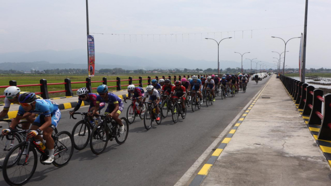 74 pembalap tersisa di Sabtu pagi (9/11/2019, kembali menjajal lintasan pada etape kedelapan event sport tourism Tour de Singkarak 2019 (foto : tim Media TdS201