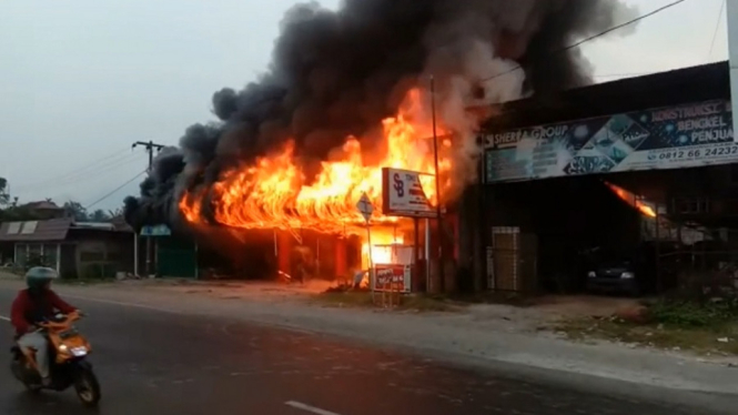 Tiga Toko Mebel Kayu Jati dan 1 Minimarket di Kota Padang Terbakar