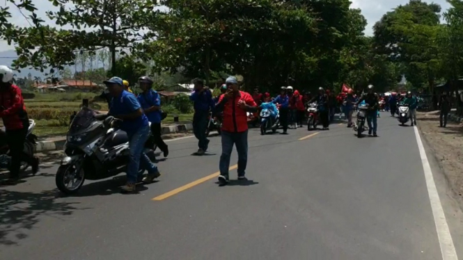 Tuntut Upah Minimum Naik, Massa Buruh Blokir Jalan Nasional Bandung-Cirebon