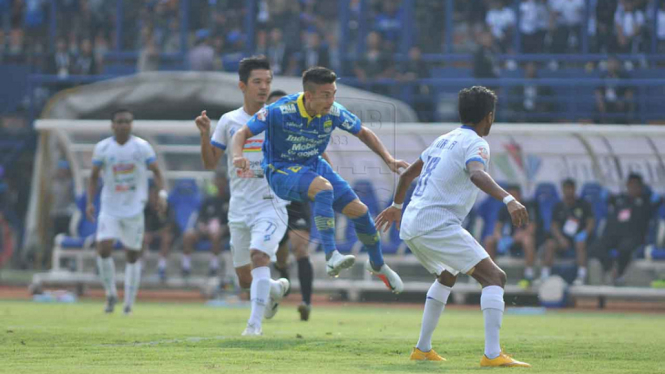 Kim Jefri Kurniawan menciptakan satu dari tiga gol Persib Bandung ke gawang Arema FC pada menit ke-4