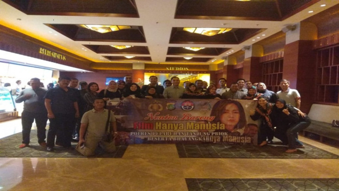 Polres Pelabuhan Tanjung Priok Nobar Film “Hanya Manusia” Karya Divisi Humas Polri