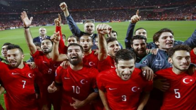 Turkey's players celebrate after winning their Euro 2016 Group A qualification soccer match against Iceland in Konya