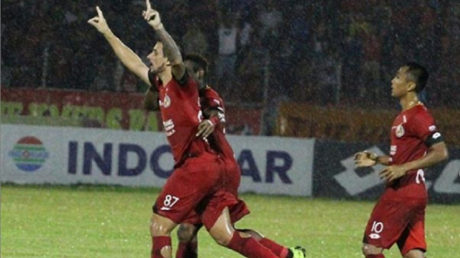 Semen Padang menang dengan skor tipis 1-0 atas Kalteng Putra berkat gol Flavio Beck Junior hanya satu menit menjelang laga usai