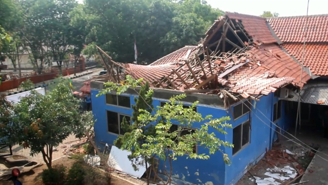 Atap Bangunan Sekretariat Dinas Pemadam Kebakaran Kota Cirebon Ambruk