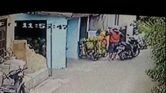 PENCURI TABUNG GAS TEREKAM CCTV
