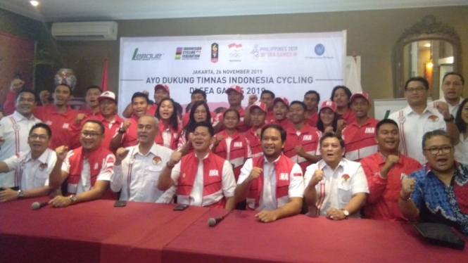 Ketua Umum PB ISSI, Raja Sapta Oktohari ketika melepas kontingen atlet balap sepeda Indonesia menuju SEA Games 2019 Filipina