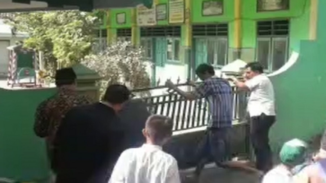 Warga dan Wali Murid Buka Paksa Segel Pintu Gerbang Madrasah Ibtidaiyah Pasuruan