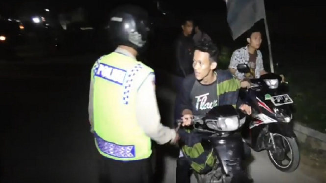 remaja mabuk tabrak polisi 1