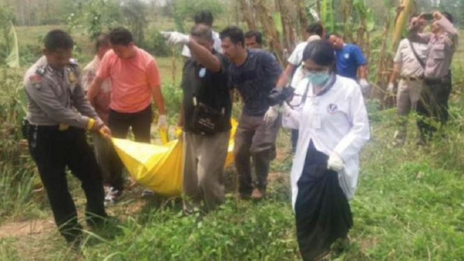 Mayat Tanpa Identitas Menyender di Pohon Pisang (Foto vivanews.com)