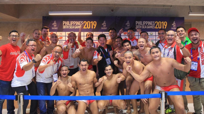 Selebrasi Timnas Polo Air Putra Indonesia usai mencetak sejarah untuk pertama kalinya mengalahkan juara bertahan, Timnas Poli Air Putra Singapura dengan skor 7-